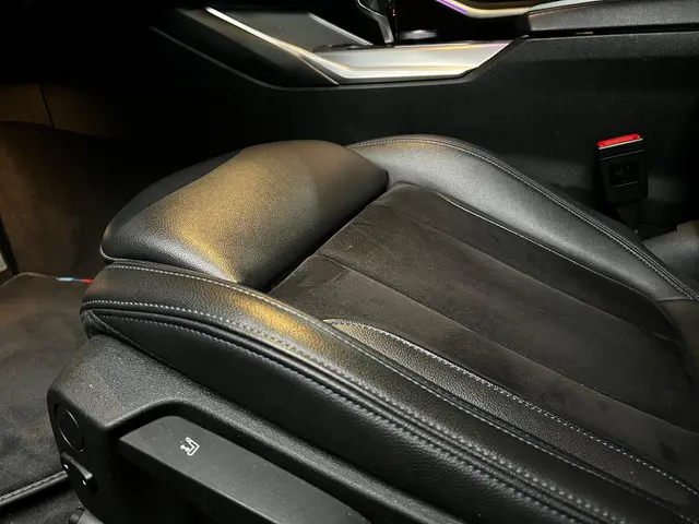 BMW 3 Serie 320i M-sport 2019 Benzine 13