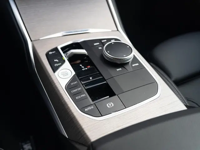 BMW 3 Serie Sedan 318i 2025 Benzine 24