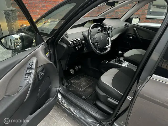 Citroën C4 Picasso 1.2 PureTech Shine / SCHADE 2016 Benzine 9