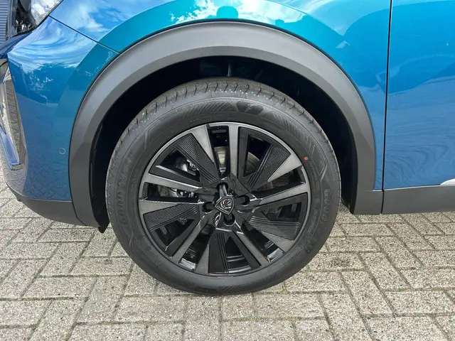 Peugeot 2008 1.2 Hybrid 145 GT 2025 Hybride Benzine 35