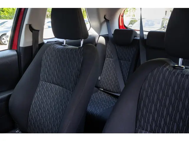 Toyota Yaris 1.0 VVT-i Aspiration 2014 Benzine 6