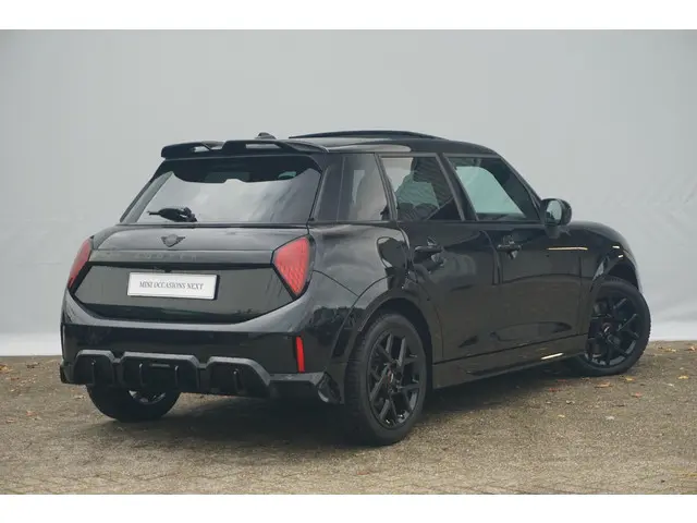 MINI 5-Deurs Cooper 2024 Benzine 2
