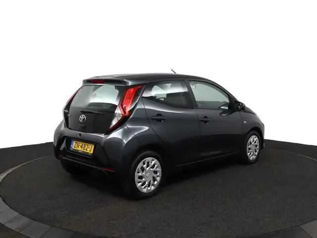 Toyota Aygo 1.0 VVT-i x-play 2019 Benzine 2