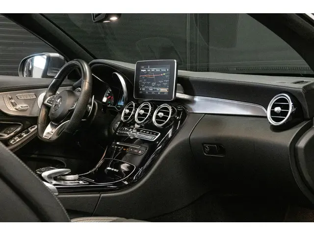 Mercedes-Benz C-Klasse Cabrio AMG 63 2018 Benzine 11