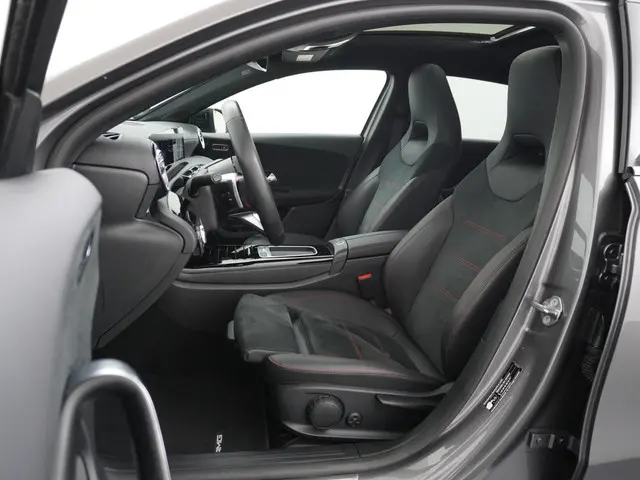 Mercedes-Benz A-Klasse 200 AMG Line 2023 Benzine 17