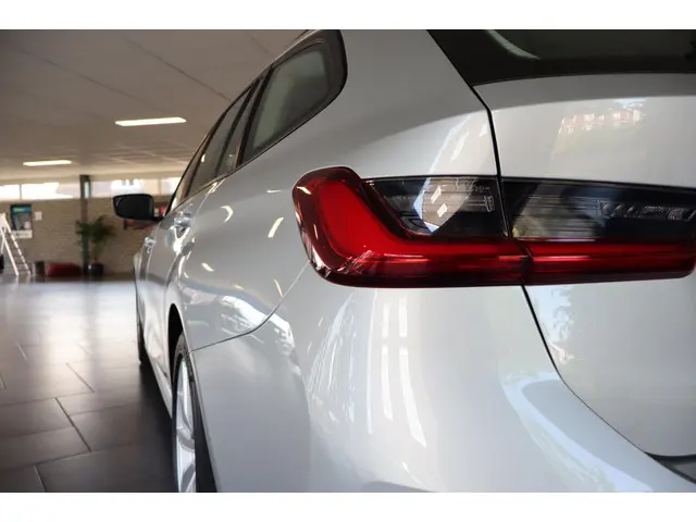BMW 3 Serie Touring 318i Executive Edition 2021 Benzine 10