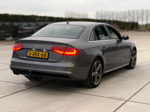 Audi A4 Limousine 1.8 TFSIe Limited S Sport 2014 Benzine 4