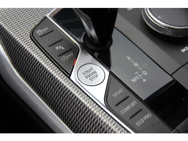 BMW 3 Serie 330i High Executive 2019 Benzine 35