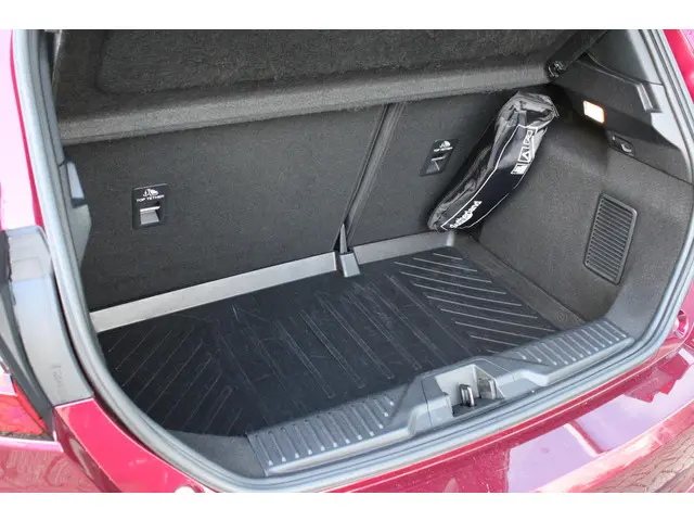 Ford Fiesta 1.0 EcoBoost Hybrid ST-Line X 2022 Benzine 6