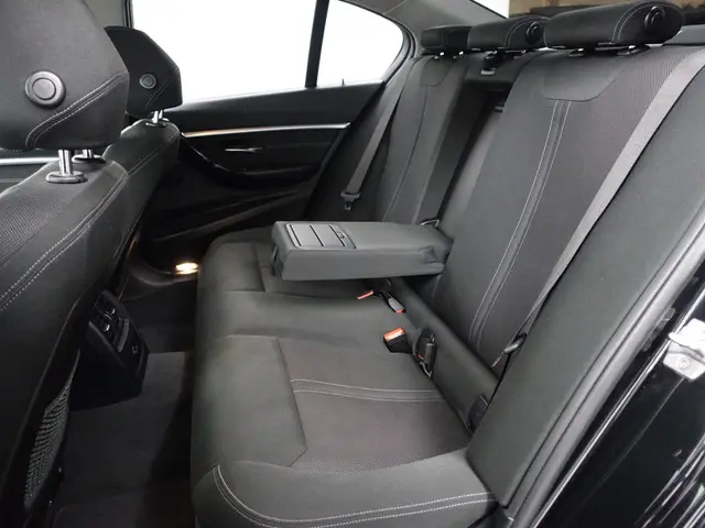 BMW 3 Serie 318i High Executive Aut- 2018 Benzine 27