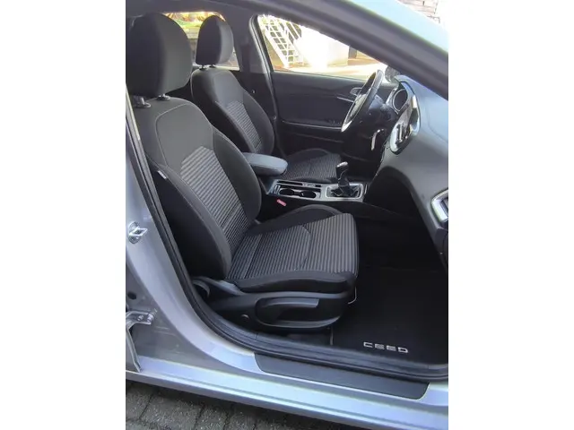 Kia Ceed 1.0 T-GDi DynamicLine 2023 Benzine 10