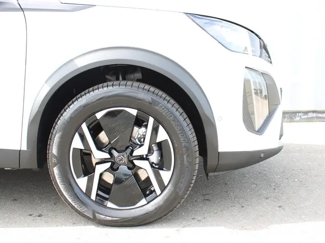 Peugeot 2008 1.2 Hybrid 145 Allure 2025 Hybride Benzine 9