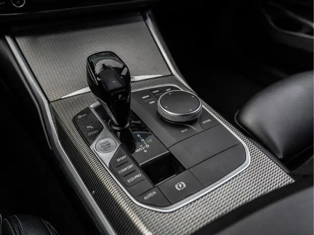 BMW 3 Serie 320i High Executive 2019 Benzine 28