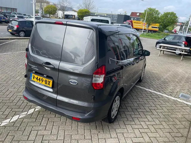 Ford Transit Courier 2