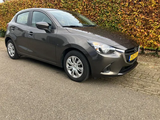 Mazda 2 3
