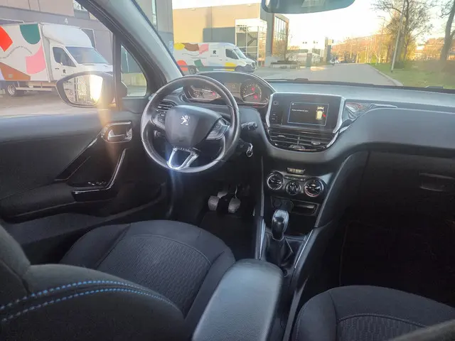 Peugeot 208 1.2 PureTech Signature Navi 2019 Benzine 21