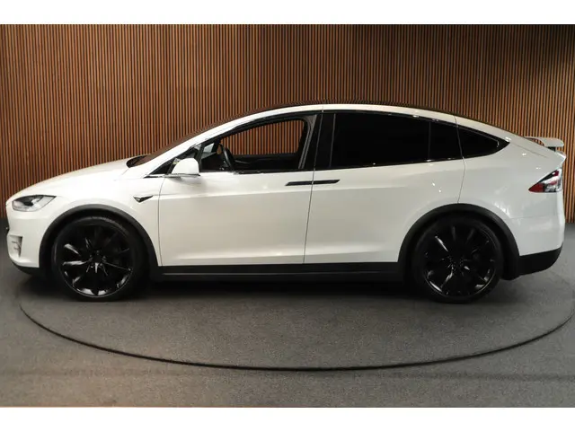 Tesla Model X 2