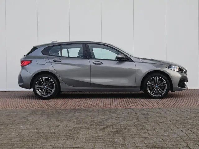 BMW 1 Serie 118i Introduction Edition 2023 Benzine 5