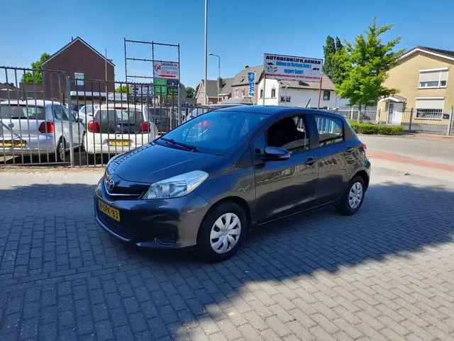 Toyota Yaris 1.3 VVT-i Now 2013 Benzine
