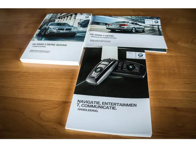 BMW 5 Serie 528i Luxury Edition 2015 Benzine 23