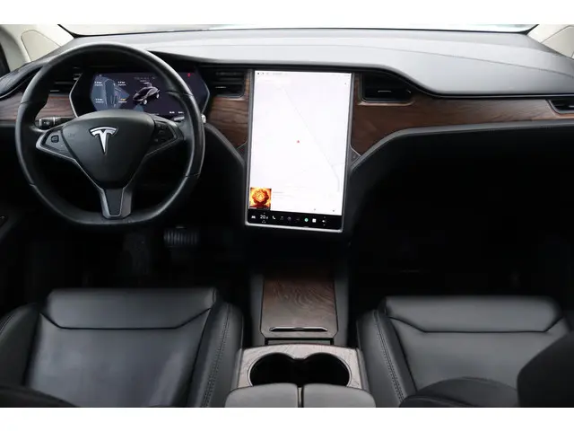 Tesla Model X 2