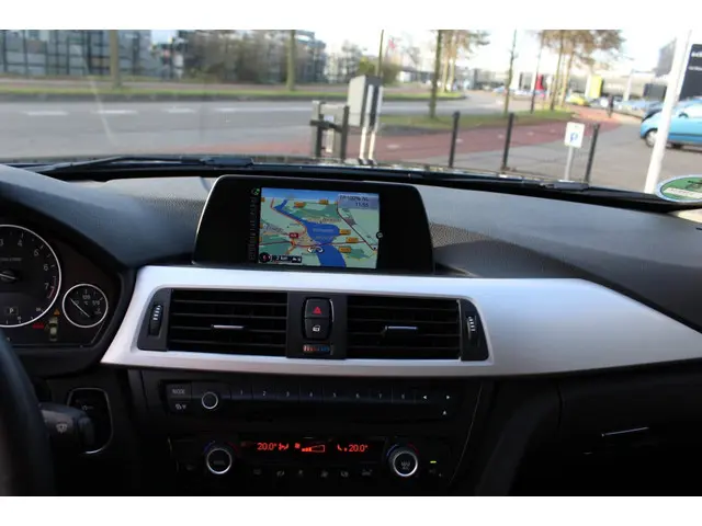 BMW 3 Serie 328i Executive 2014 Benzine 13