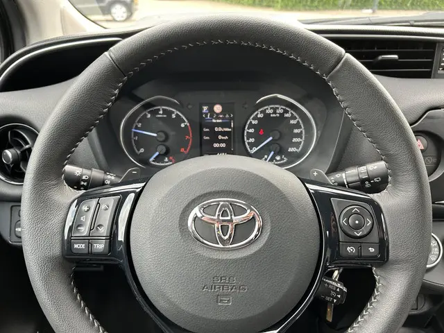 Toyota Yaris 1.5 VVT-i Executive 2019 Benzine 18