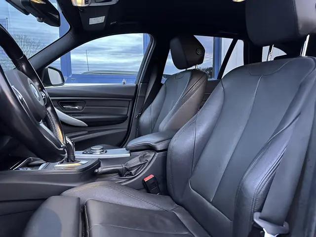 BMW 3 Serie Touring 320i High Executive 2015 Benzine 10