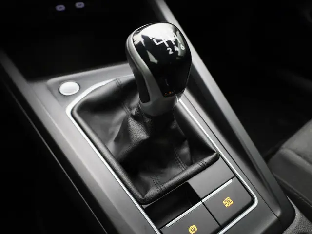 Volkswagen Golf 1.0 TSI 110PK Life 2023 Benzine 16