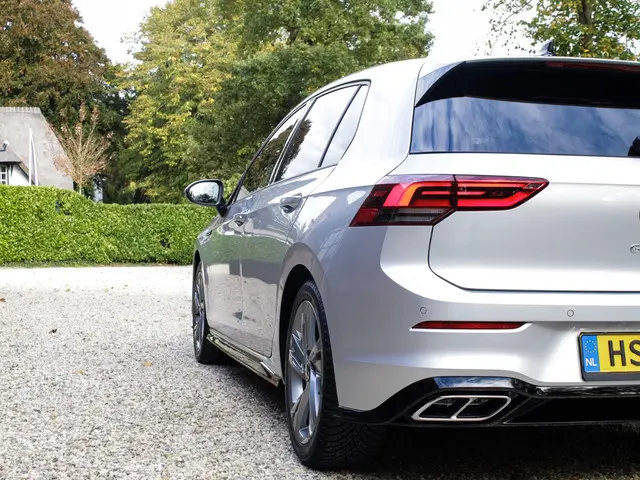 Volkswagen Golf 1.5 eTSI R-Line 2022 Benzine 36