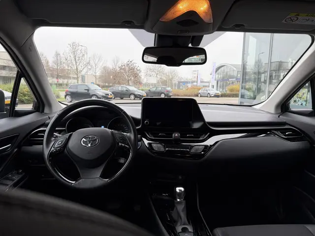 Toyota C-HR 1.8 Hybrid Dynamic 2022 Hybride Benzine 12