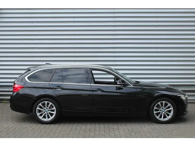 BMW 3 Serie Touring 320i High Executive 2017 Benzine 4