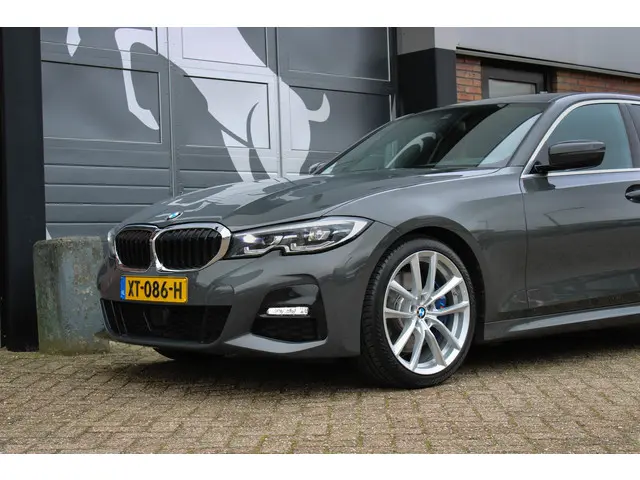 BMW 3 Serie 330i High Executive Edition 2019 Benzine
