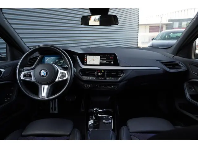 BMW 1 Serie 118i High Executive 2021 Benzine 7