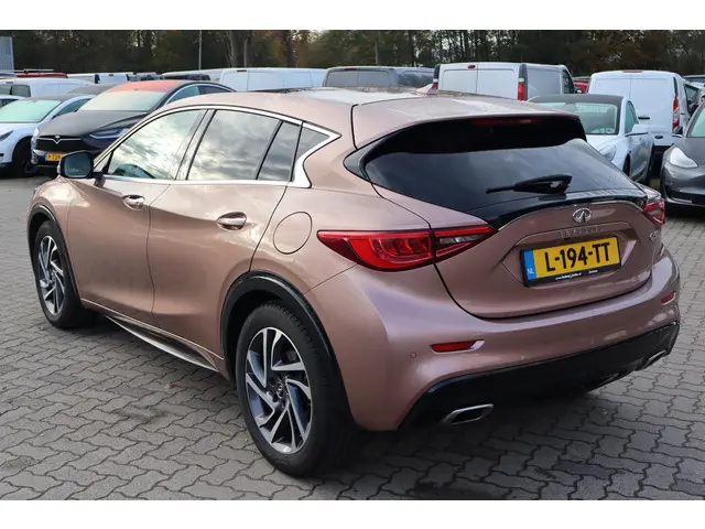 Infiniti Q30 1.6t Premium Tech 2016 Benzine 8