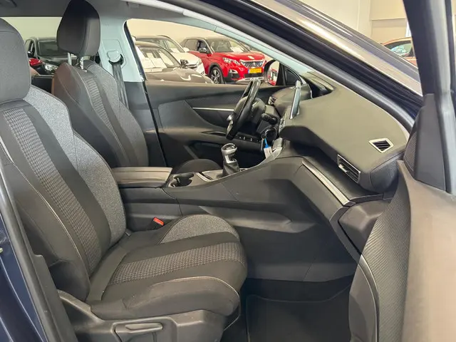 Peugeot 5008 1.2 PureTech Allure 2019 Benzine 19