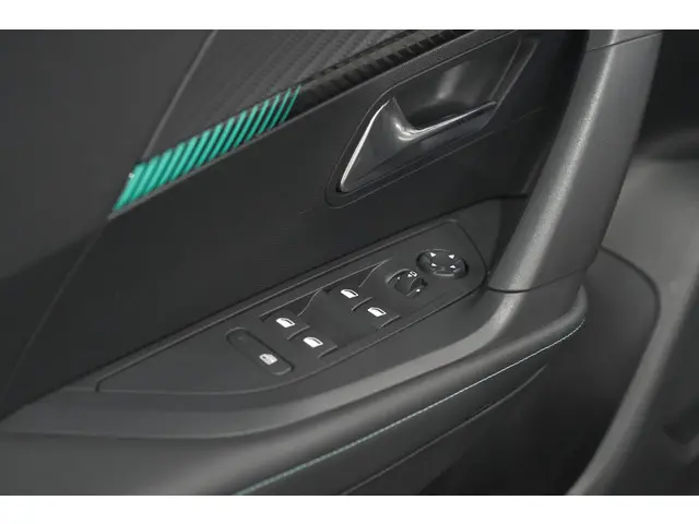 Peugeot 2008 PureTech 130 Allure Pack 2023 Benzine 23