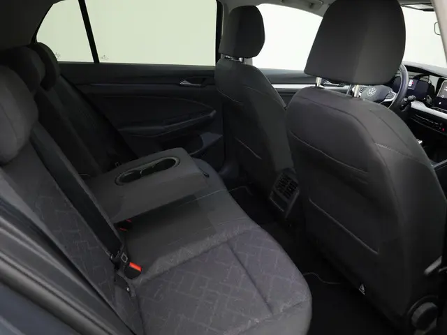 Volkswagen Golf 1.5TSI/130PK Life Business 2024 Benzine 18