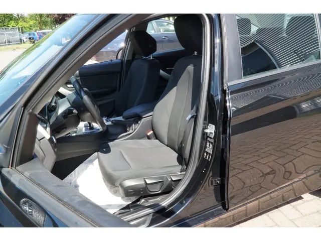 BMW 3 Serie 318i FACELIFT MODEL 2017 Benzine 15