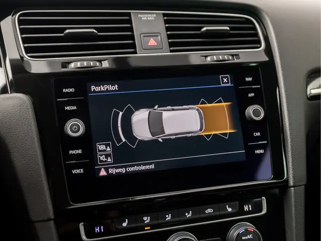 Volkswagen Golf 1.5 TSI R-Line Sport 2018 Benzine 18