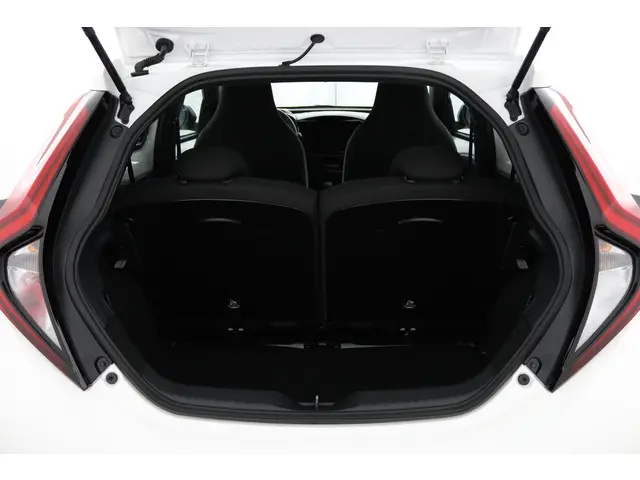 Toyota Aygo X Hybrid 115 play 2026 Hybride Benzine 24