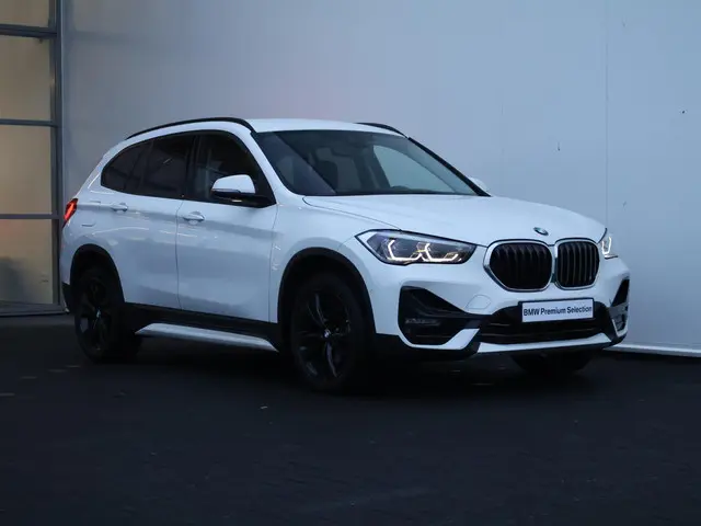 BMW X1 sDrive18i Business Edition Plus 2021 Benzine 8