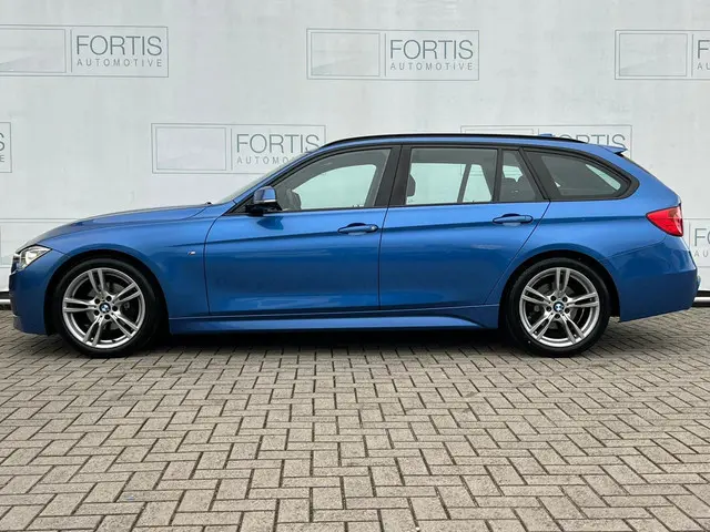 BMW 3 Serie Touring 320i Executive 2014 Benzine 18