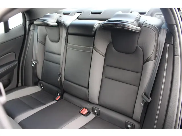 Volvo S60 2.0 B3 R-Design 2021 Benzine 14