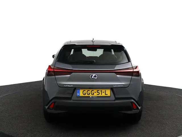 Lexus UX 250h Luxury Line 2022 Hybride Benzine 8