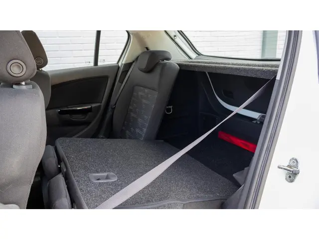 Opel Corsa 1.2-16V Berlin 2013 Benzine 26