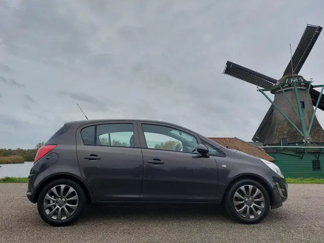 Opel Corsa 1.2-16V Berlin. 47979 KM!! AIRCO! 2013 Benzine 2