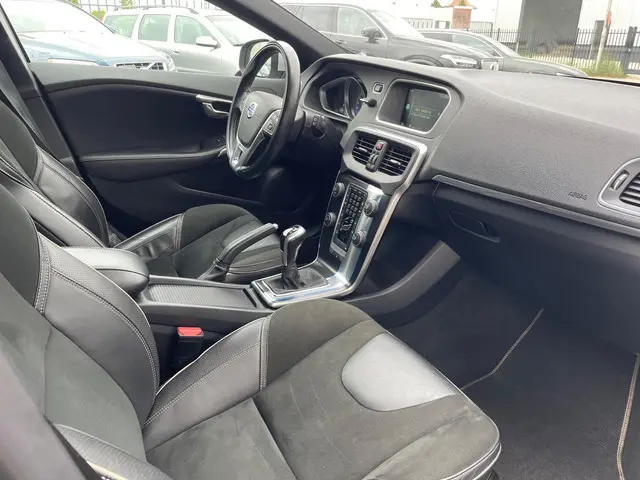 Volvo V40 2.0 T3 R-Design 2015 Benzine 17