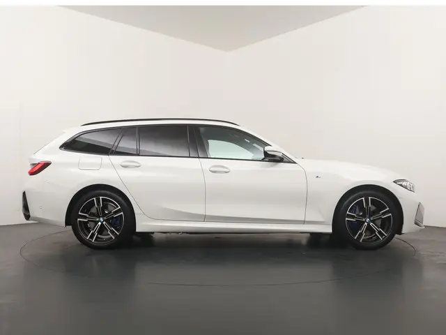 BMW 3 Serie Touring 330e 2025 Hybride Benzine 8