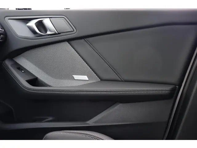 BMW 1 Serie 120 M Sport Design Edition 2025 Benzine 25